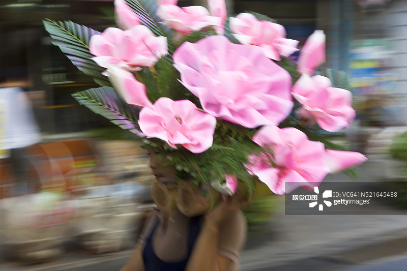 在曼谷鲜花市场运送鲜花的商人图片素材