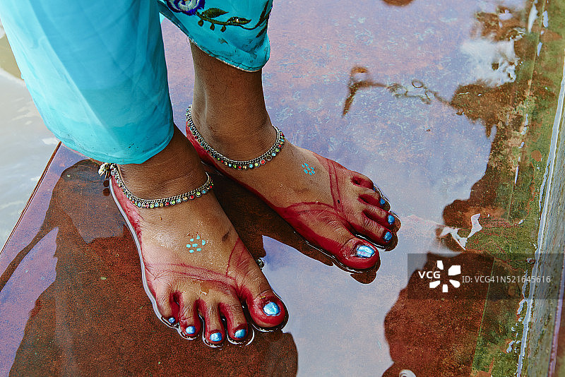 印度西孟加拉邦加尔各答，杜尔加节后神像入胡格利河图片素材