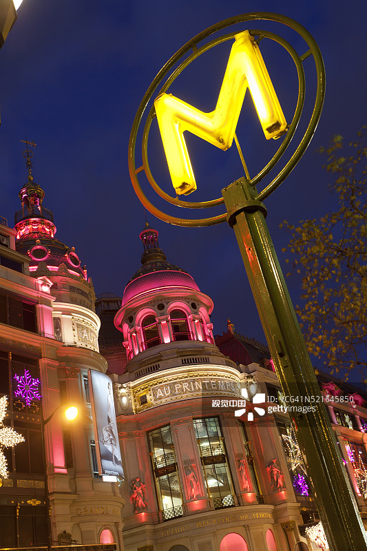 奥斯曼大道上的巴黎春天百货图片素材