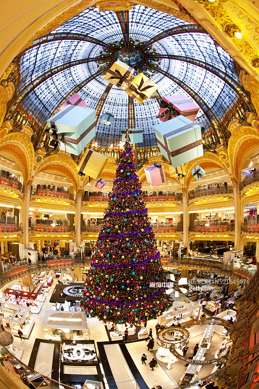 圣诞节期间的老佛爷百货内景图片素材