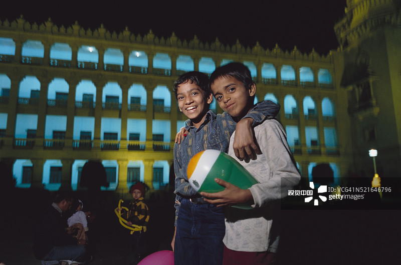 两个男孩在政府大楼前图片素材