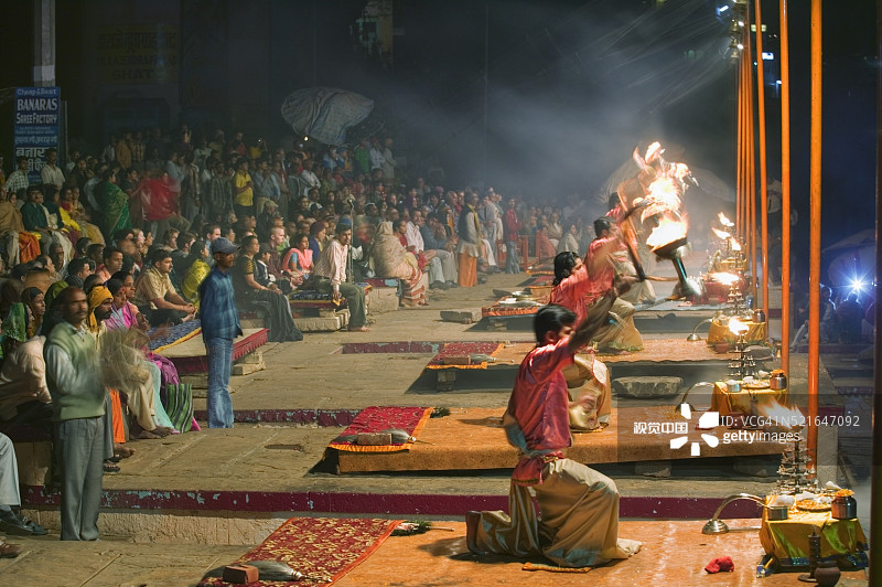 在达萨斯瓦梅朵河坛举行的恒河夜祭表演图片素材
