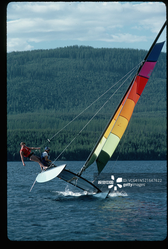 强风倾斜双体船图片素材