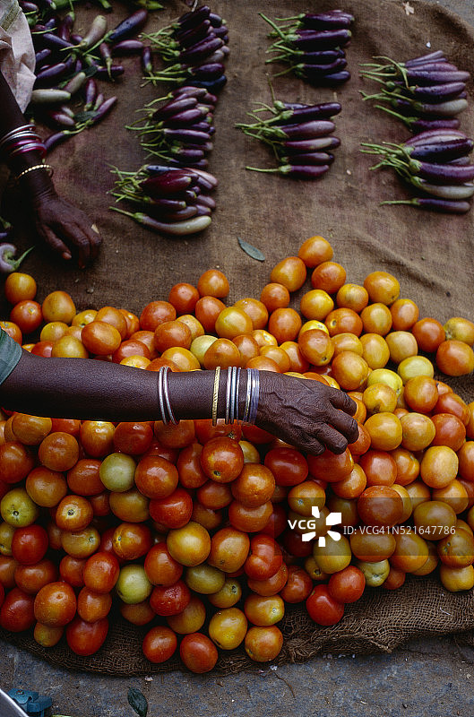 菜市场购物者的手臂图片素材