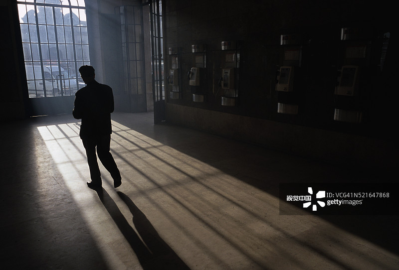 走过火车站的男人图片素材