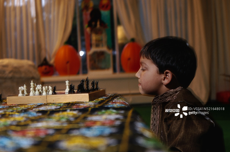 男孩在家下棋图片素材