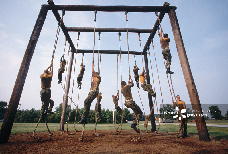 海军新兵攀爬绳索图片素材