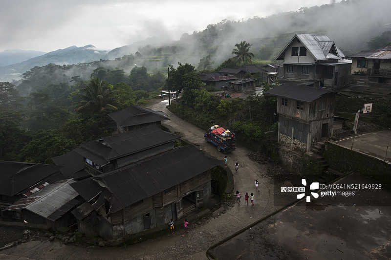 孩子们追逐着经过的吉普尼图片素材