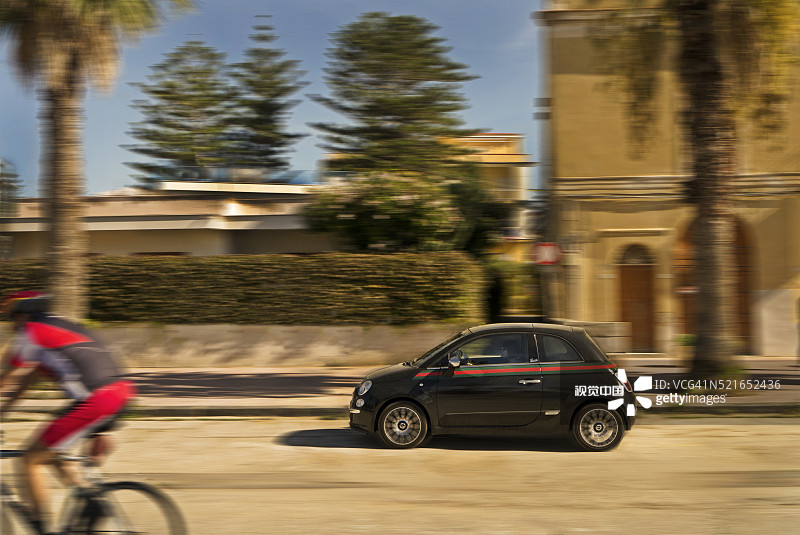 在阿格里真托西西里岛行驶的菲亚特500古驰版图片素材