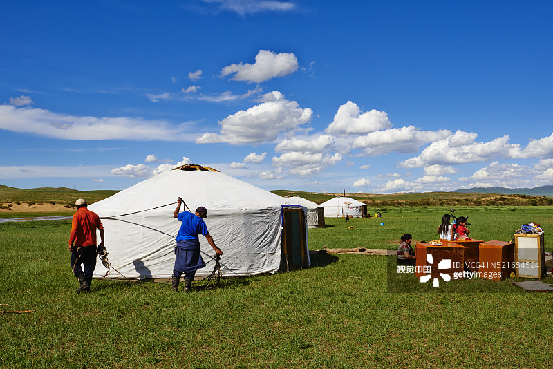 蒙古国后杭爱省游牧营地搬迁蒙古包图片素材