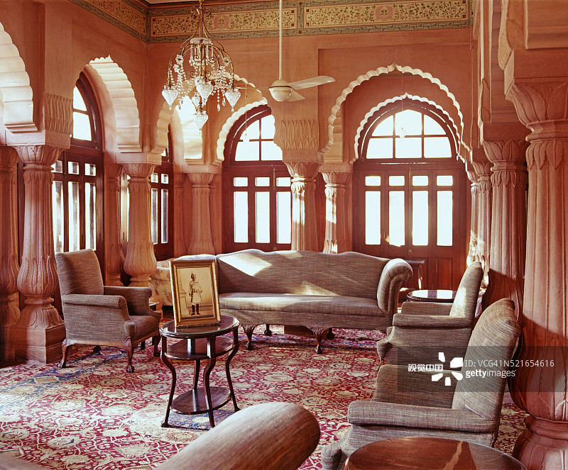 印度宫殿起居室的粉色赤陶柱图片素材
