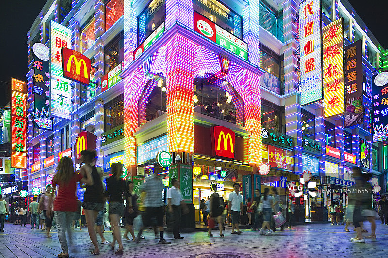 色彩缤纷的商店和餐馆招牌图片素材