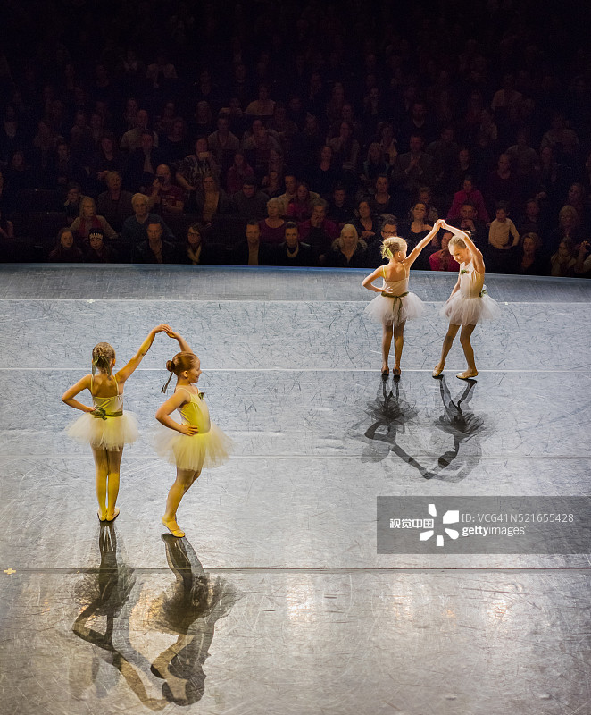 年轻芭蕾舞演员在舞台上表演图片素材