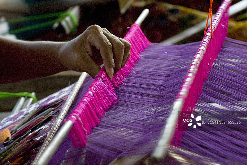龙目岛上的织布工正在编织伊卡特布料图片素材