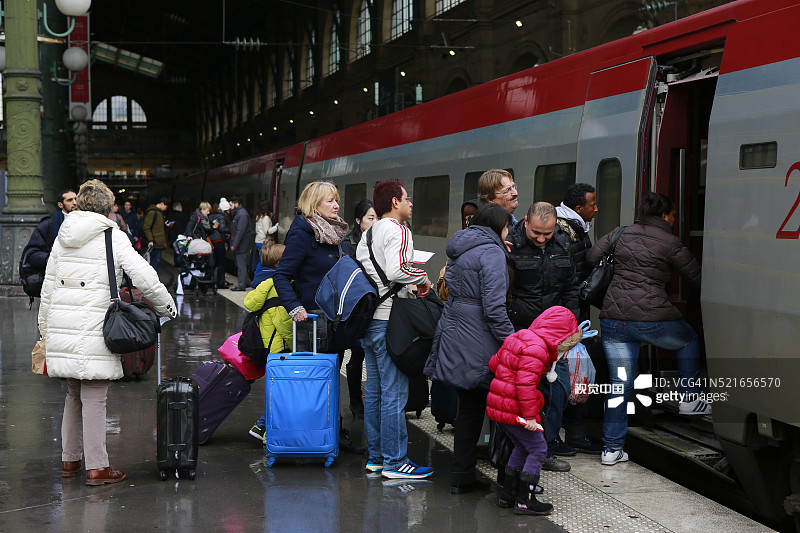 在巴黎北站登上Thalys列车前往阿姆斯特丹的乘客图片素材