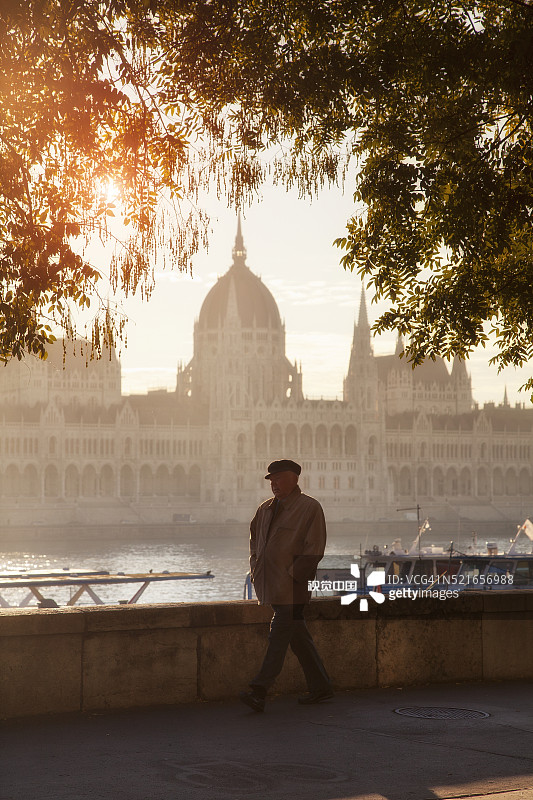 布达佩斯：日出时的河岸和议会大厦图片素材