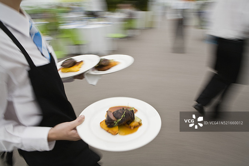 服务员提供食物图片素材