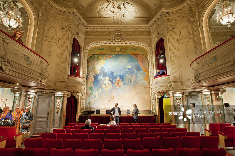 格雷万博物馆和巴黎茹弗鲁瓦廊街图片素材