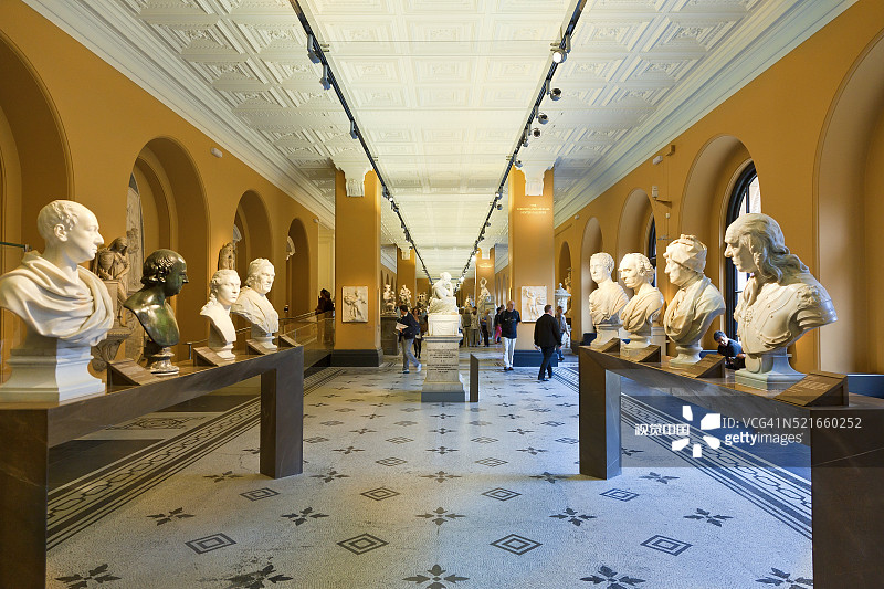 维多利亚和阿尔伯特博物馆英国展厅内的雕塑图片素材