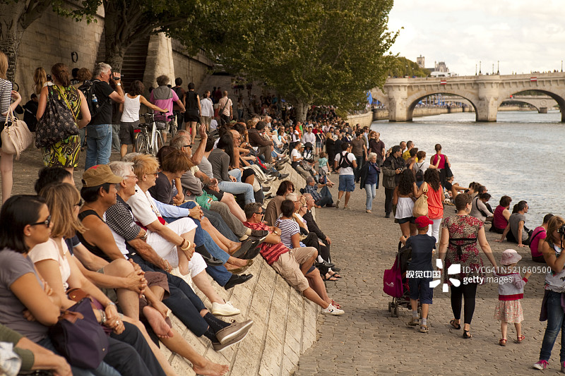 巴黎海滩 - 塞纳河畔的人群图片素材