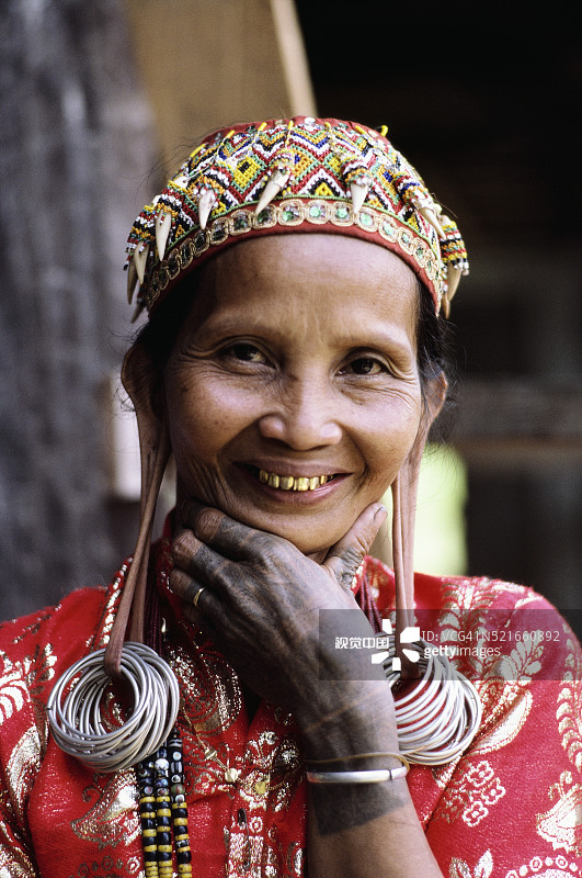 穿着传统服饰的达雅克族妇女图片素材