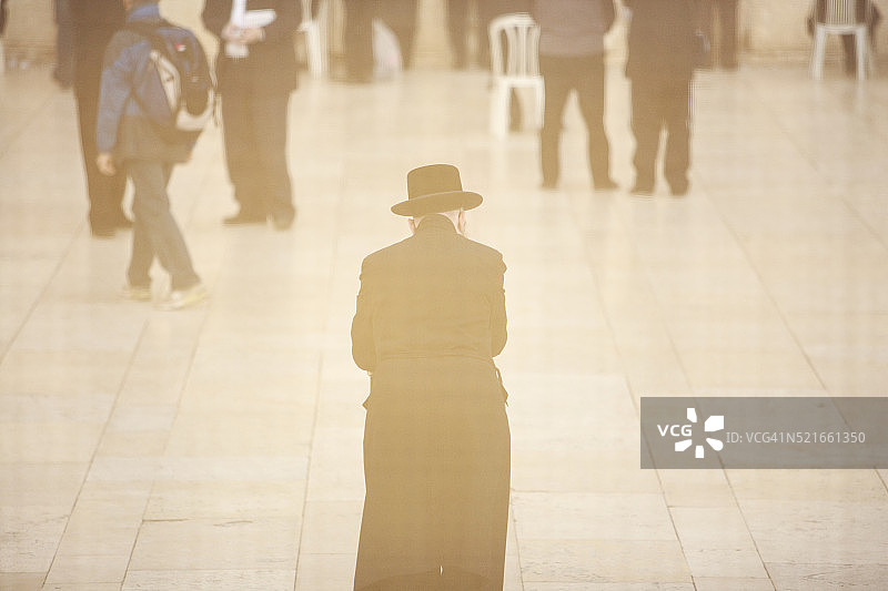 在以色列耶路撒冷老城西墙祈祷的东正教男人图片素材