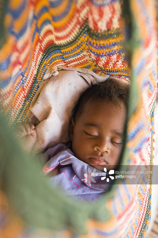 亚里-亚里部落婴儿睡在比卢姆或绳袋里图片素材