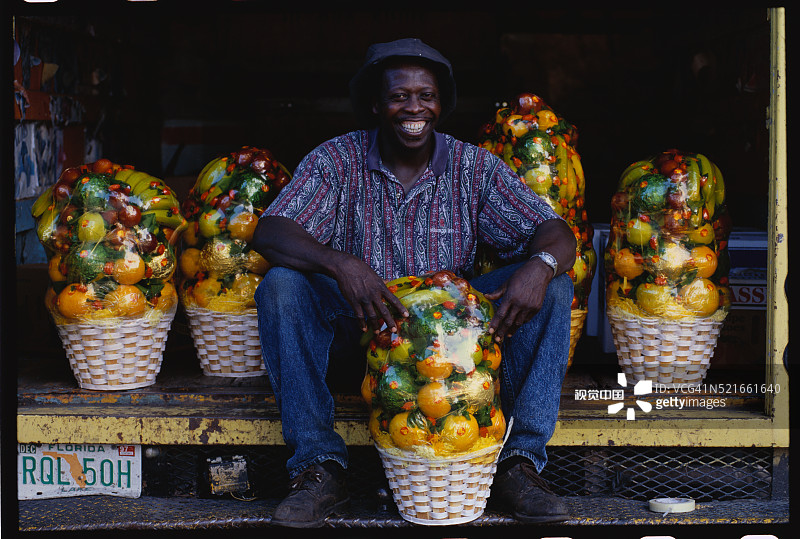 弗吉博士在他的市场上手拿水果篮摆姿势图片素材