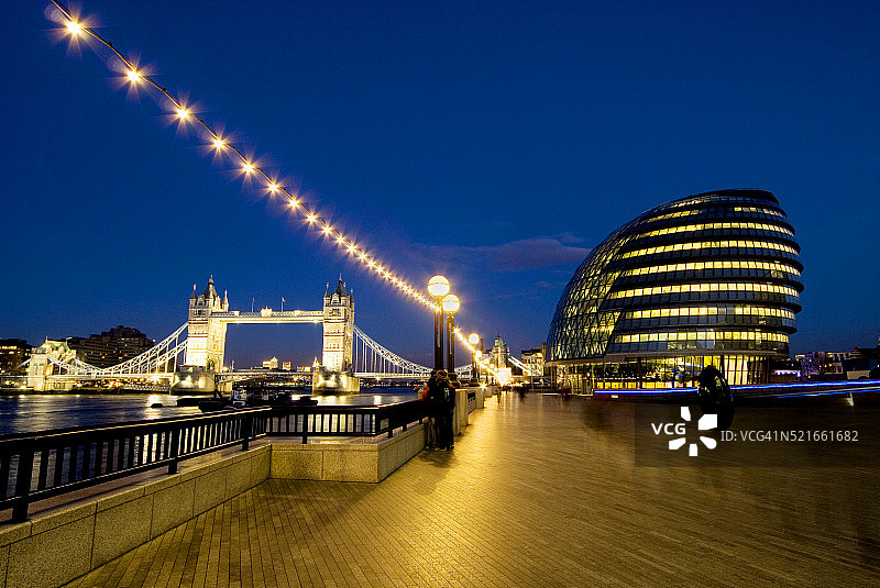 夜晚的伦敦塔桥和伦敦市政厅图片素材