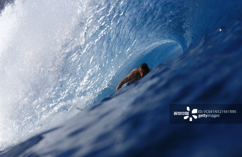 在邦zai管道桶中的冲浪者图片素材