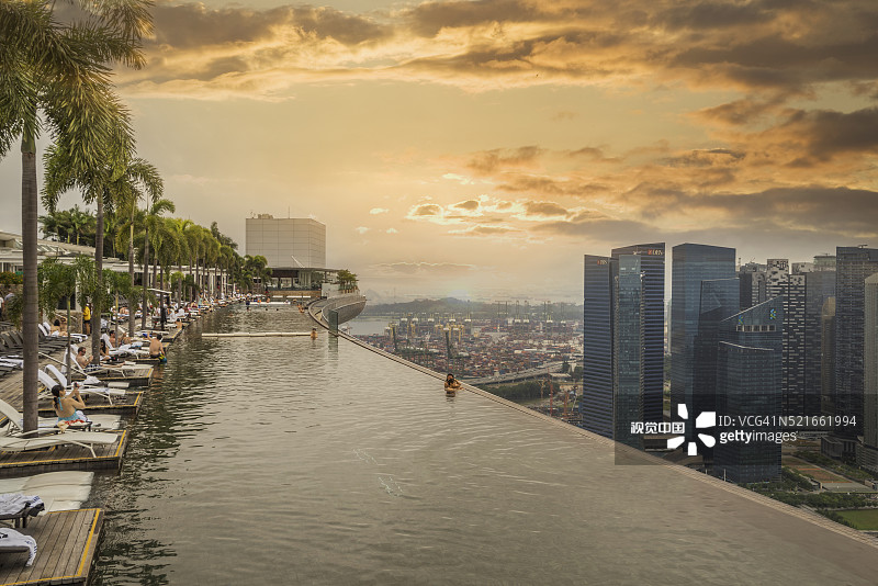 新加坡滨海湾金沙酒店的无边泳池图片素材