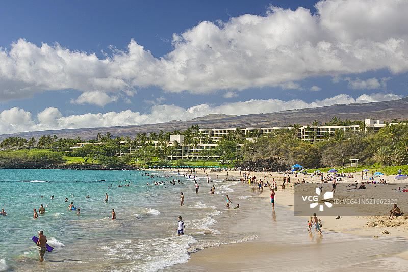 游客在哈普纳海滩游玩图片素材