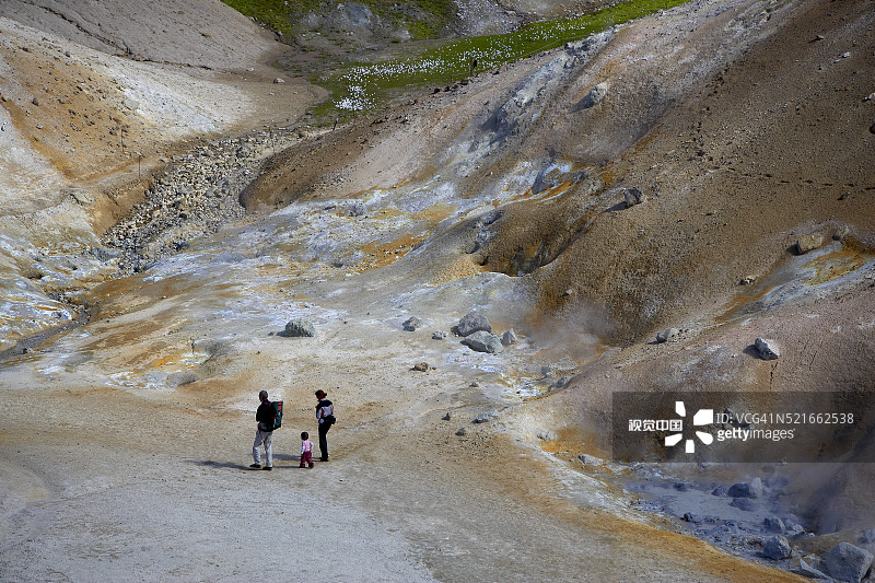 在地热田徒步的家庭图片素材