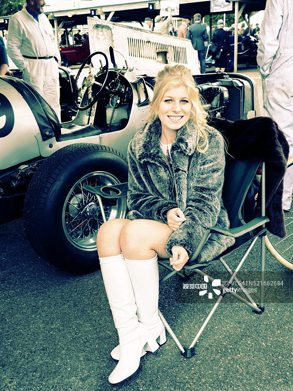 人们身着1960年代复古时装参加2015年古德伍德复兴节图片素材