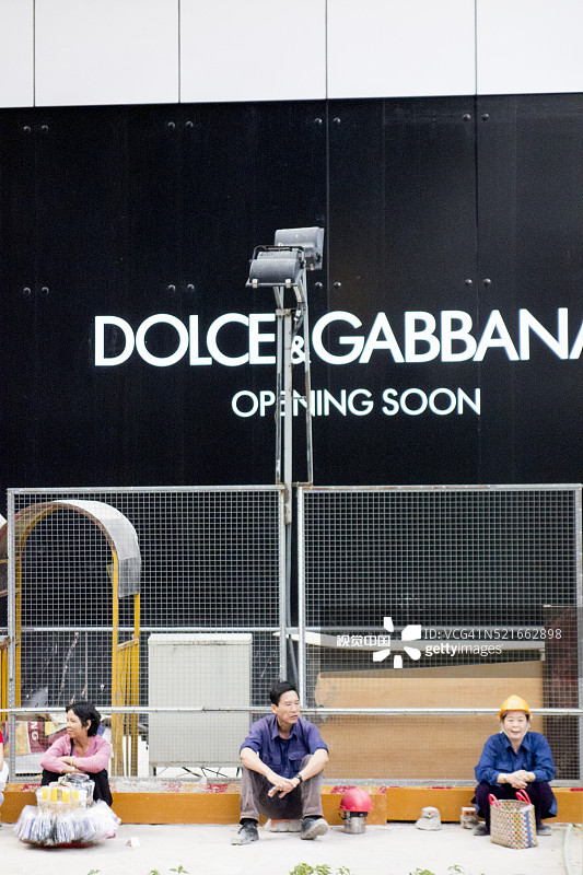 越南胡志明市同起街新开豪华商店前的工人图片素材