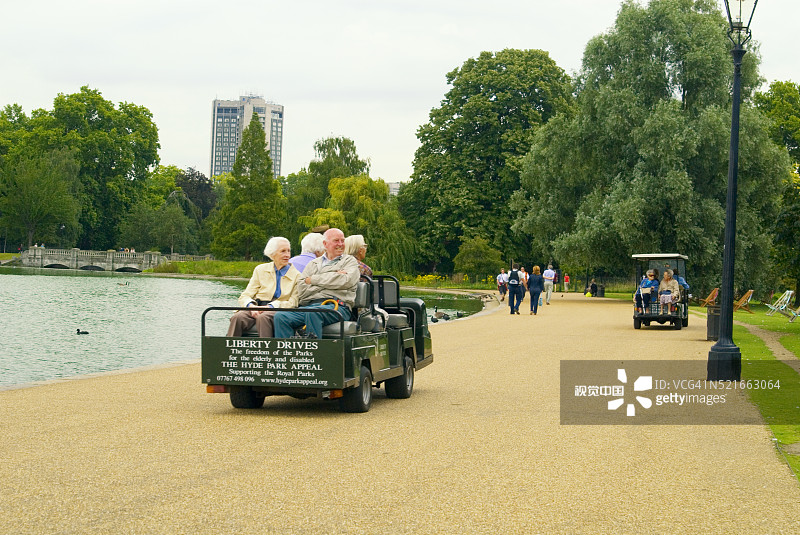老人们在海德公园享受马车之旅图片素材