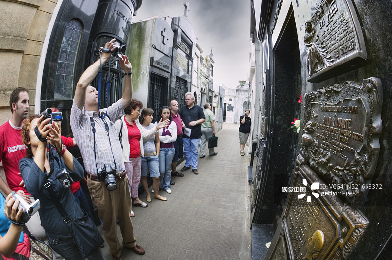 游客在雷科莱塔公墓参观贝隆夫人墓图片素材