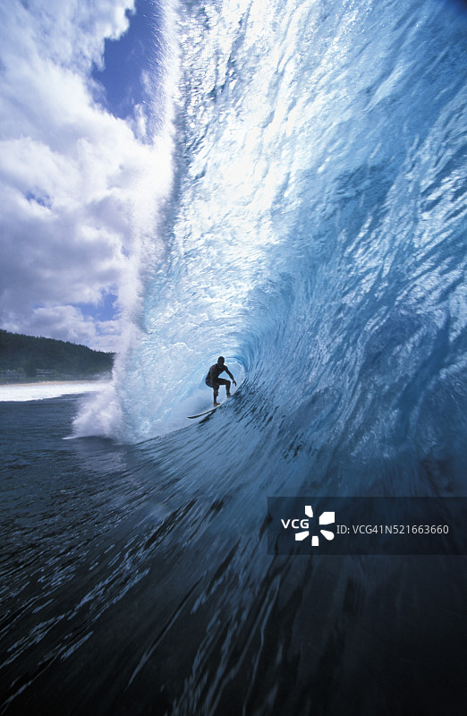 在邦zai管道桶中的冲浪者图片素材