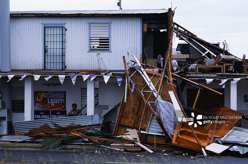 飓风中受损的建筑物图片素材