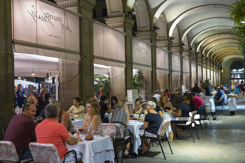 巴塞罗那皇家广场的餐厅图片素材
