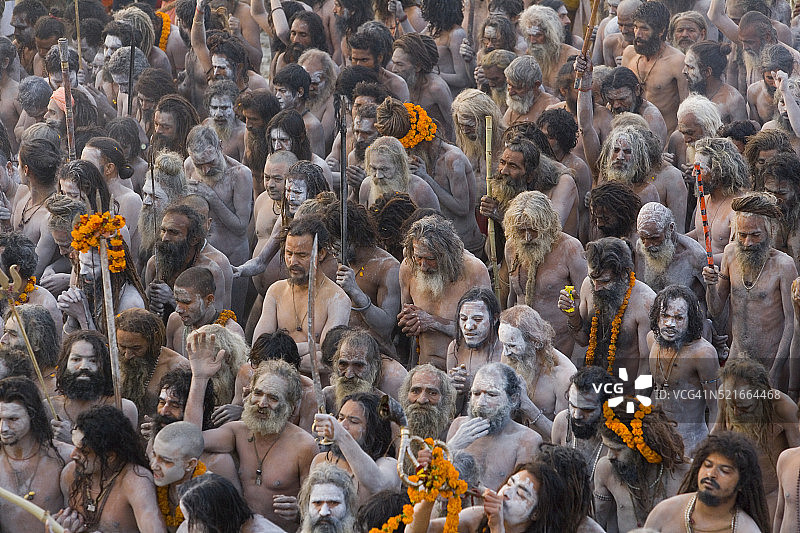 那伽苦行僧参加昆梅拉大壶节后在恒河沐浴归来图片素材