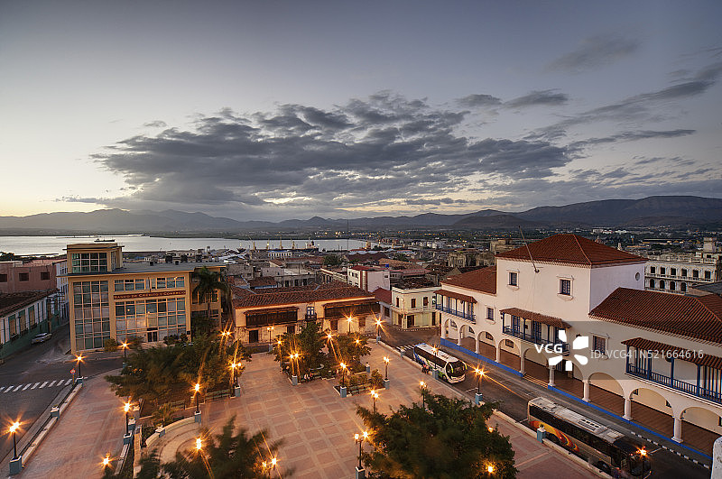 古巴圣地亚哥的塞斯佩德斯公园和省政府大楼图片素材