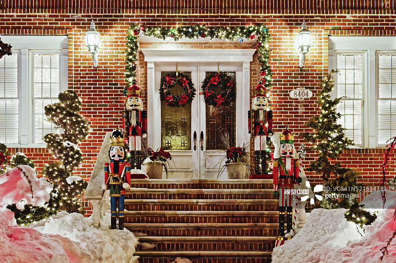 布鲁克林房屋上的圣诞装饰图片素材