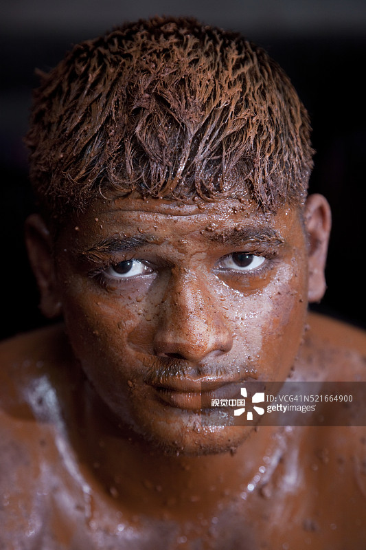 印度传统摔跤库什蒂训练，印度马哈拉施特拉邦戈尔哈布尔图片素材