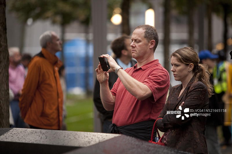 男子在纽约市911纪念馆遗址拍摄图片素材