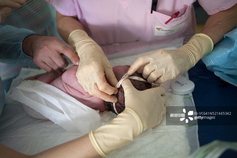 在巴黎妇产医院检测新生儿的血液图片素材