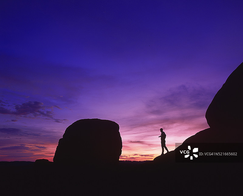 日落时分的徒步旅行者图片素材