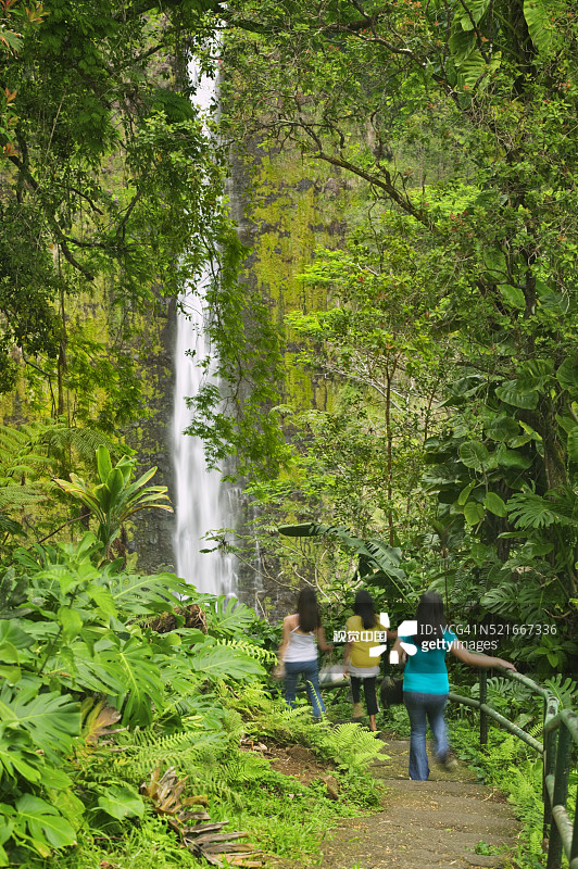 游客走向阿卡卡瀑布图片素材