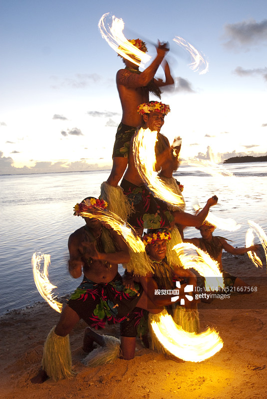 斐济珊瑚海岸日落时分海滩上的波利尼西亚毛利族火焰舞表演图片素材