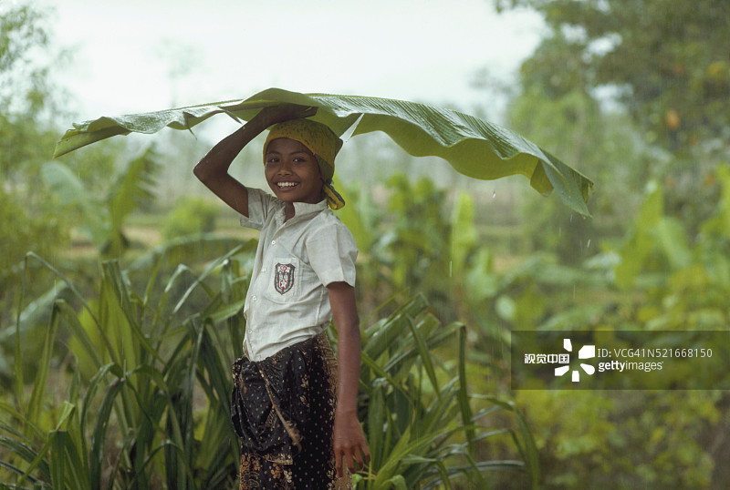 香蕉叶下的印度尼西亚女孩图片素材